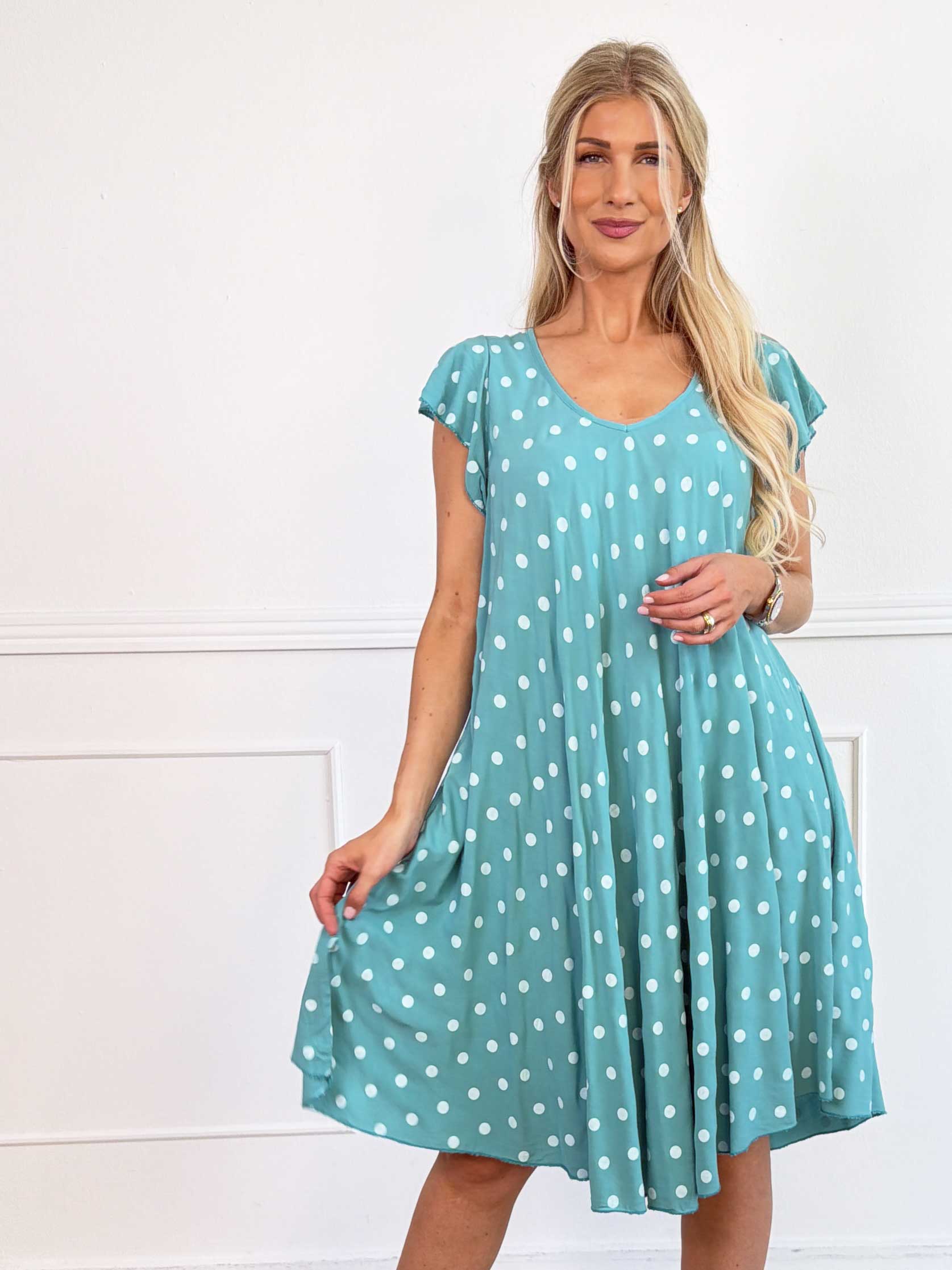Elinora - Feminin plus size kjole i blød viskose med fine prikker og elegante flæseærmer